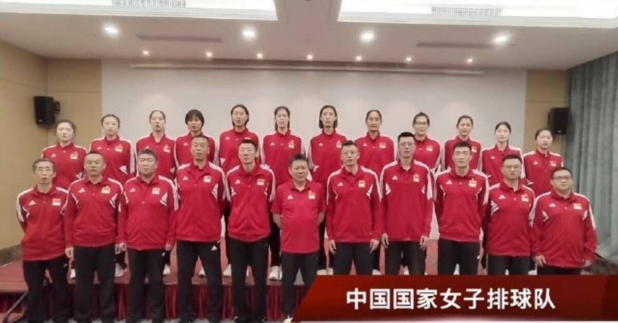 海报中，李鸿其和李一桐浪漫相拥，但李鸿其的身体却局部化成了碎片飘散到空中，引发好奇